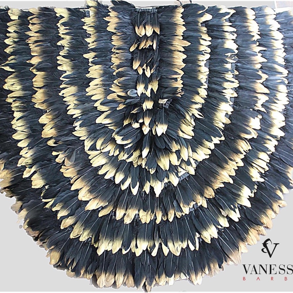 Very detail with real feathers, designed by Vanessa Barba a well known designer! - Picture 5 of 16